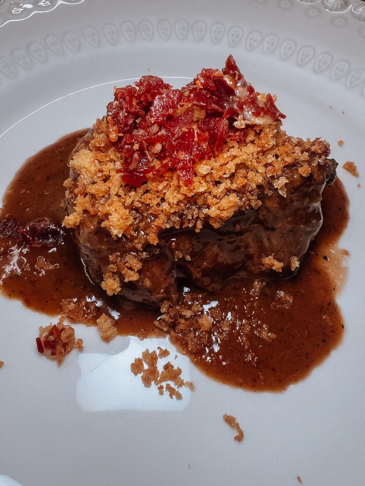 Bochecha estufada com crocante e frutos vermelhos