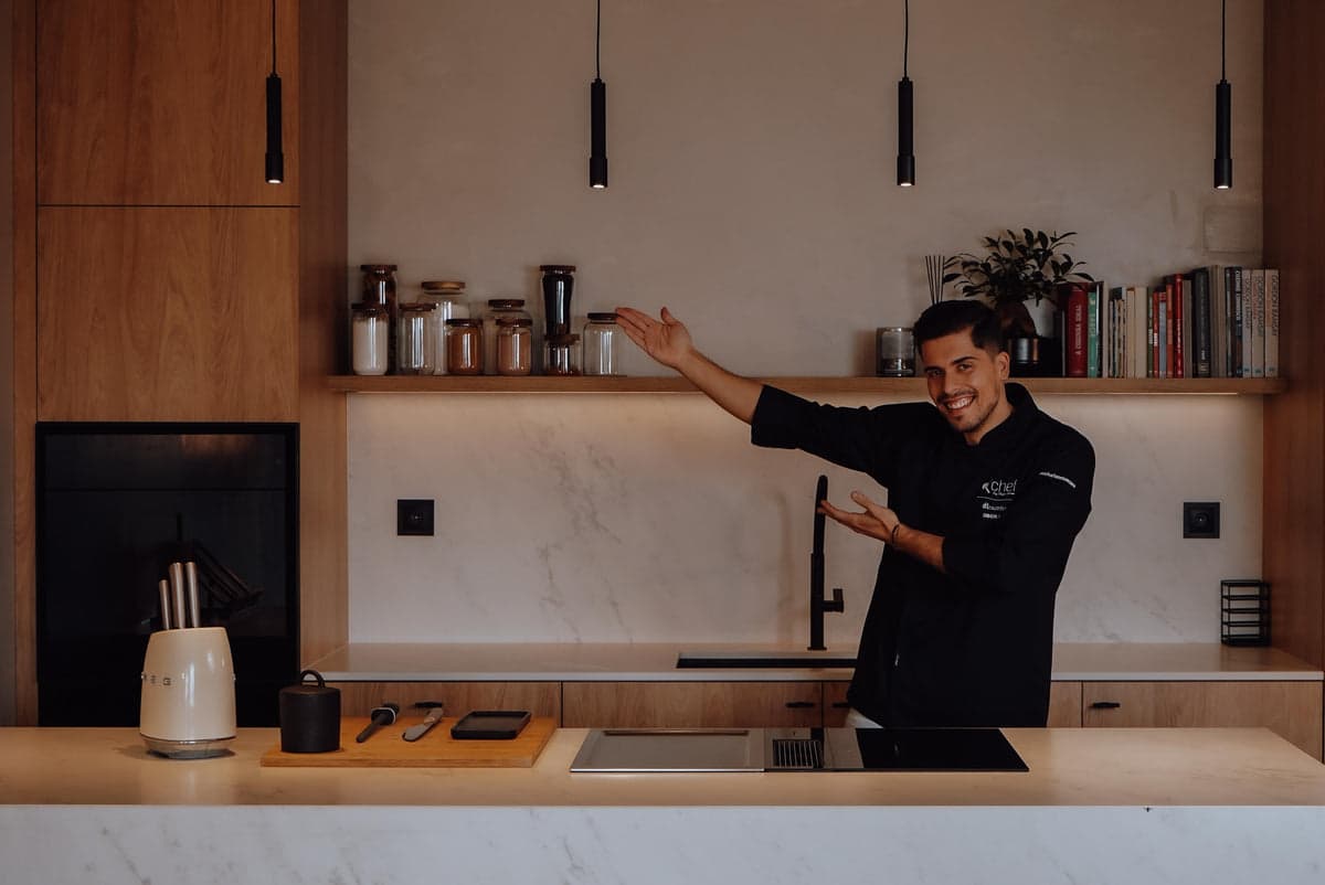 Chef Tiago Silva na cozinha